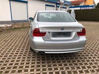 Gebraucht BMW 318 129 PS (94 kW) 2006 Silber Limousine