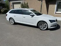 Gebraucht Skoda Superb LAURIN & KLEMENT 190 PS (139 kW) 2017 Weiß Kombi