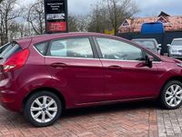 Gebraucht Ford Fiesta Titanium 96 PS (70 kW) 2011 Rot Kleinwagen