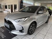 Gebraucht Toyota Yaris Hybrid Basis 116 PS (85 kW) 2023 Shimmering silver metallic Limousine