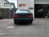 Gebraucht Mercedes E200 136 PS (100 kW) 1998 Blau Limousine