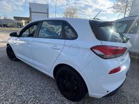 Gebraucht Hyundai i30 Pure 101 PS (74 kW) 2017 Polar white Limousine