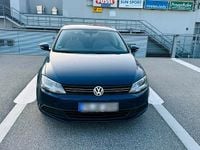 Second-hand VW Jetta 140 CP (102 kW) 2011 Albastru Berlinǎ