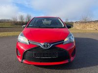 Gebraucht Toyota Yaris Basis 69 PS (50 kW) 2015 Rot Limousine