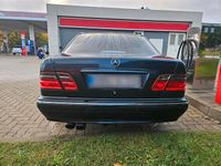 Gebraucht Mercedes E220 143 PS (105 kW) 1999 Blau Limousine