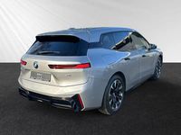 Neu BMW iX M Sport 300 kW (408 PS) 2026 Spacesilber metallic SUV