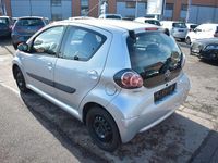 Gebraucht Toyota Aygo Cool 68 PS (50 kW) 2014 Silber Kleinwagen
