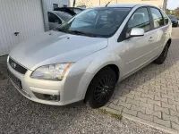 Usado Ford Focus Style 90 CV (66 kW) 2007 Plateado Berlina