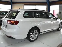 Gebraucht VW Passat Basis 150 PS (110 kW) 2023 Weiß Kombi
