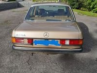 Second-hand Mercedes E230 101 CP (74 kW) 1982 Auriu Berlinǎ