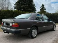 Używany Mercedes E220 150 KM (110 kW) 1993 Purpurowy Sedan/Limuzyna