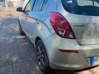 Gebraucht Hyundai i20 75 PS (55 kW) 2015 Silber Limousine