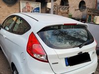 Gebraucht Ford Fiesta Trend 101 PS (74 kW) 2012 Weiß Kleinwagen