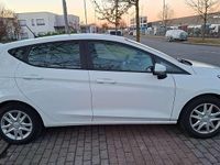 Gebraucht Ford Fiesta 101 PS (74 kW) 2018 Weiß Kleinwagen