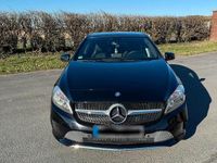 Gebraucht Mercedes A180 Urban 122 PS (89 kW) 2016 Schwarz Limousine