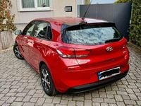 Gebraucht Hyundai i30 Select 99 PS (72 kW) 2017 Rot Limousine