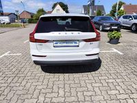 Gebraucht Volvo V60 Core 197 PS (144 kW) 2024 Crystal white pearl / metallic Kombi