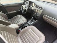 Gebraucht VW Jetta Highline 160 PS (117 kW) 2011 Deep black perleffekt Limousine