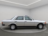 Gebraucht Mercedes E230 136 PS (100 kW) 1983 Blau Limousine