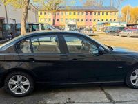 Gebraucht BMW 318 143 PS (105 kW) 2011 Schwarz Limousine