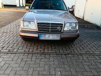 Gebraucht Mercedes E220 150 PS (110 kW) 1993 Gold Limousine