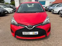 Gebraucht Toyota Yaris Basis 69 PS (50 kW) 2014 Rot Kleinwagen