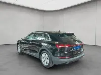 Gebraucht Audi e-tron Basis 230 kW (313 PS) 2022 Brillantschwarz SUV