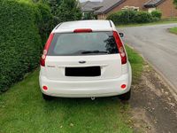 Gebraucht Ford Fiesta Ambiente 60 PS (44 kW) 2006 Weiß Kleinwagen