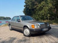 Second-hand Mercedes E230 132 CP (97 kW) 1988 Argintiu Berlinǎ