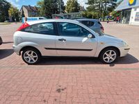 Usado Ford Focus Ambiente 102 CV (75 kW) 2002 Plateado Berlina