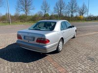Gebraucht Mercedes E220 143 PS (105 kW) 2000 Silber Limousine