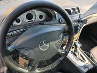 Usado Mercedes E320 204 HP (150 kW) 2004 Preto Carrinha