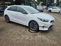 Neu Kia Ceed 140 PS (102 kW) 2025 Deluxeweiss metallic Kleinwagen