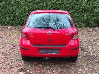Gebraucht Toyota Yaris 69 PS (50 kW) 2007 Rot Limousine