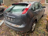 Gebraucht Ford Focus Ghia 116 PS (85 kW) 2005 Grau Limousine