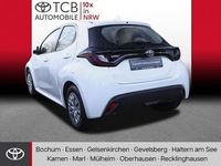 Gebraucht Toyota Yaris Basis 72 PS (52 kW) 2022 Schneeweiß Kleinwagen