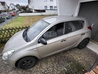 Gebraucht Hyundai i20 Edition 77 PS (56 kW) 2011 Gold Kleinwagen