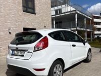 Gebraucht Ford Fiesta Trend 60 PS (44 kW) 2016 Weiß Kleinwagen