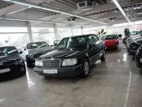 Gebraucht Mercedes E220 150 PS (110 kW) 1992 Schwarz Limousine
