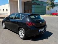 Używany Opel Astra Edition 140 KM (102 kW) 2010 Czarny Sedan/Limuzyna