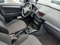 Używany Opel Astra 110 KM (80 kW) 2010 Srebrny Sedan/Limuzyna