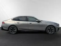 Gebraucht BMW 520 M Sport 197 PS (144 kW) 2025 Oxidgrau metallic Limousine
