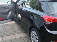 Gebraucht Hyundai i20 101 PS (74 kW) 2017 Schwarz Kleinwagen
