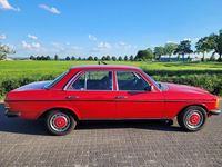 Gebraucht Mercedes 230 109 PS (80 kW) 1977 Rot Limousine