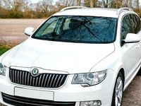 Gebraucht Skoda Superb 140 PS (102 kW) 2011 Weiß Kombi