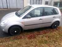 Używany Ford Fiesta 90 KM (66 kW) 2004 Srebrny Hatchback