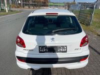 Gebraucht Peugeot 206 73 PS (53 kW) 2011 Weiß Limousine