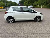Gebraucht Toyota Yaris Hybrid Comfort 75 PS (55 kW) 2015 Weiß Limousine