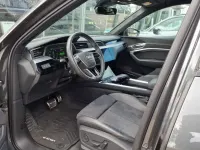 Gebraucht Audi Q8 e-tron S-Line 300 kW (408 PS) 2023 Daytonagrau perleffekt SUV