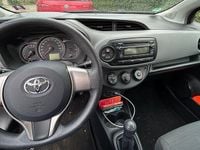 Gebraucht Toyota Yaris 69 PS (50 kW) 2015 Rot Kleinwagen